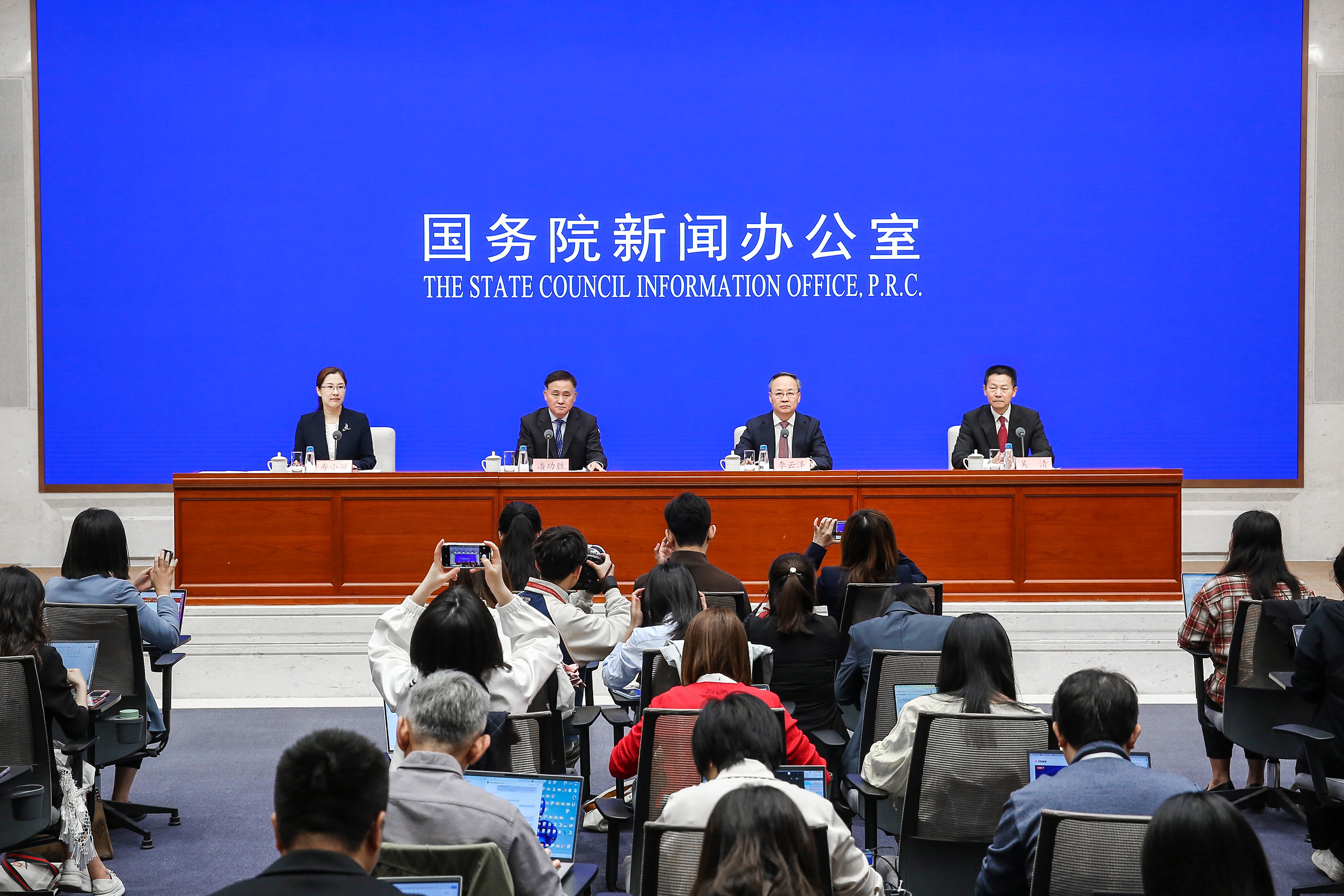 回放 | 国新办举行新闻发布会 潘功胜、李云泽、吴清答记者问