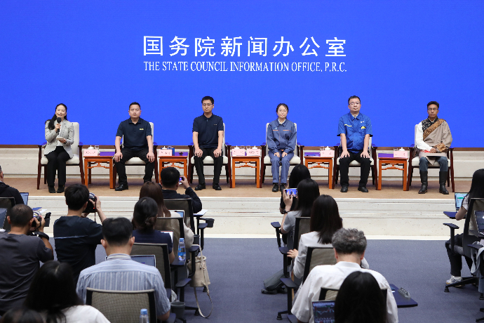 回放 | 国新办举行“新征程上的奋斗者”中外记者见面会 围绕“勇担时代重任，做新型工业化事业的建设者和追梦人”与中外记者见面交流